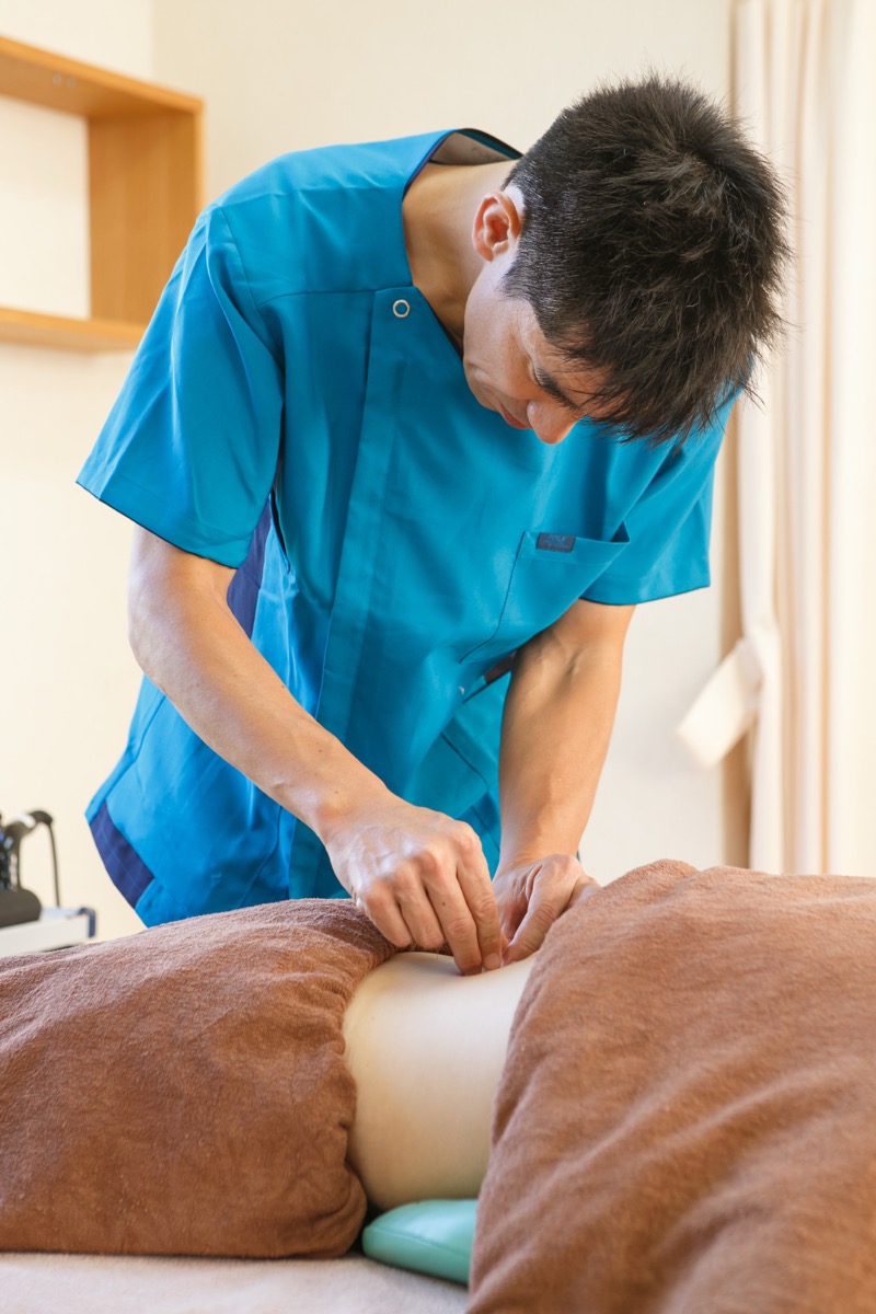 腰への施術を行う院長