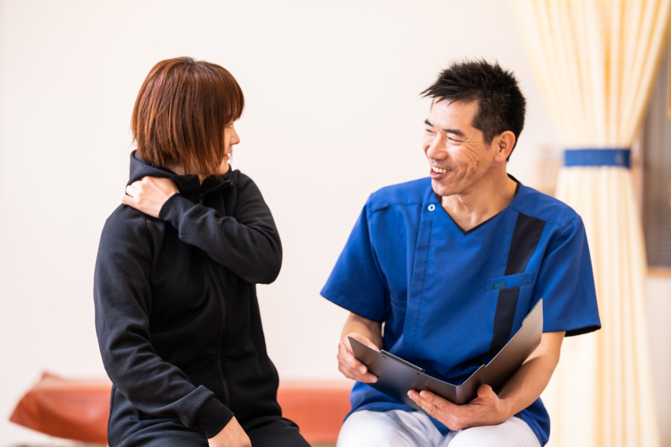 院長が患者さんの話を聞いているようす