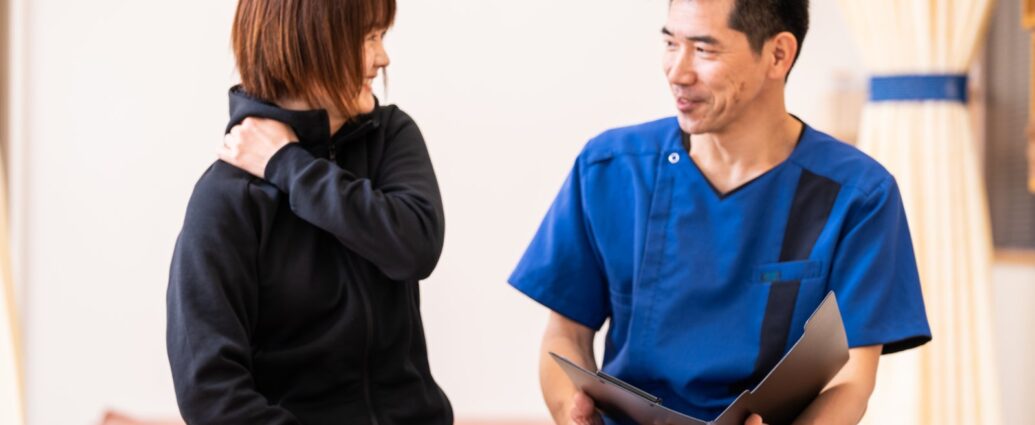 座って患者さんの話を聞く院長。怖かった経験をそのまま話してもらう場面