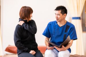 座って患者さんの話を聞く院長。怖かった経験をそのまま話してもらう場面
