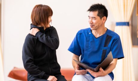 座って患者さんの話を聞く院長。怖かった経験をそのまま話してもらう場面