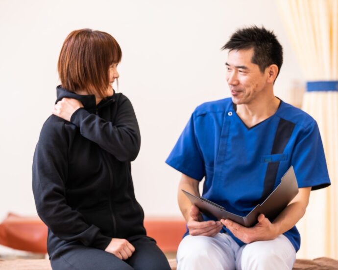 座って患者さんの話を聞く院長。怖かった経験をそのまま話してもらう場面